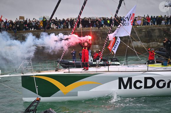 La skipper française Violette Dorange célèbre sur son monocoque Imoca Devenir sa 25e place dans la 10e édition du Vendée Globe, course à la voile en monocoque autour du monde, aux Sables-d'Olonne, dans l'ouest de la France, le 9 février 2025. Photo par Franck Castel/ABACAPRESS.COM