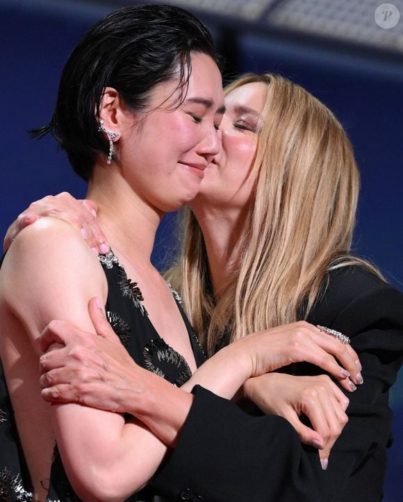 L'actrice japonaise Tao Okamoto et l'actrice belge Virginie Efira à la clôture de la 79e édition du Festival de Cannes à Cannes, France, le 23 mai 2026. Photo par Eliot Blondet/Abaca