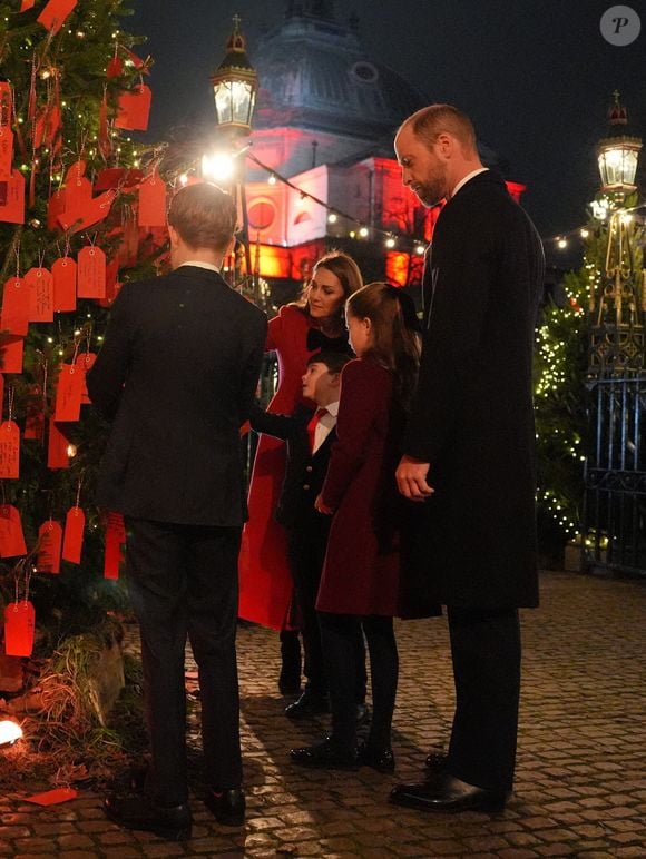 Le Prince et la Princesse de Galles avec leurs enfants le Prince George, la Princesse Charlotte et le Prince Louis regardent les messages sur l'arbre de la gentillesse avant le service de chants de Noël Together At à l'Abbaye de Westminster à Londres, Royaume-Uni, le 6 décembre 2024. Photo by Jordan Pettitt/PA Wire/ABACAPRESS.COM