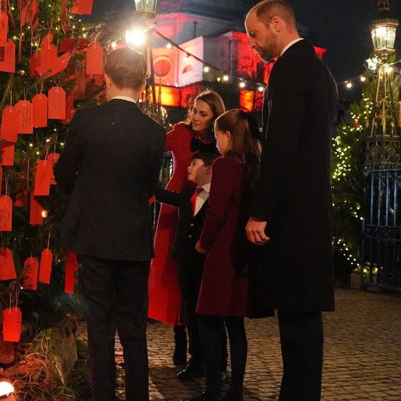 Le Prince et la Princesse de Galles avec leurs enfants le Prince George, la Princesse Charlotte et le Prince Louis regardent les messages sur l'arbre de la gentillesse avant le service de chants de Noël Together At à l'Abbaye de Westminster à Londres, Royaume-Uni, le 6 décembre 2024. Photo by Jordan Pettitt/PA Wire/ABACAPRESS.COM