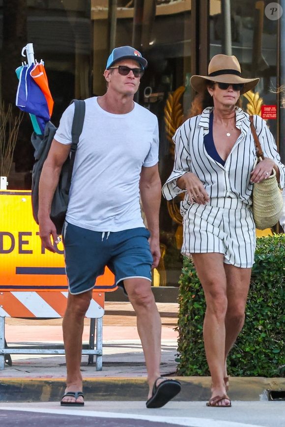 Le couple Cindy Crawford et Rande Gerber est photographié en train de se promener sur le rivage de South Beach, avant un après-midi de détente à profiter du soleil.

Backgrid USA / Bestimage