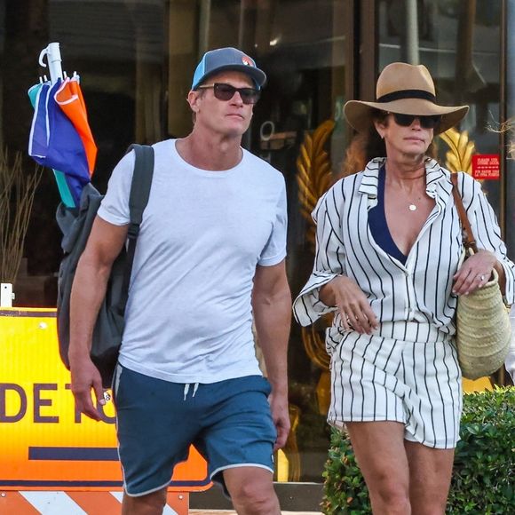 Le couple Cindy Crawford et Rande Gerber est photographié en train de se promener sur le rivage de South Beach, avant un après-midi de détente à profiter du soleil.

Backgrid USA / Bestimage