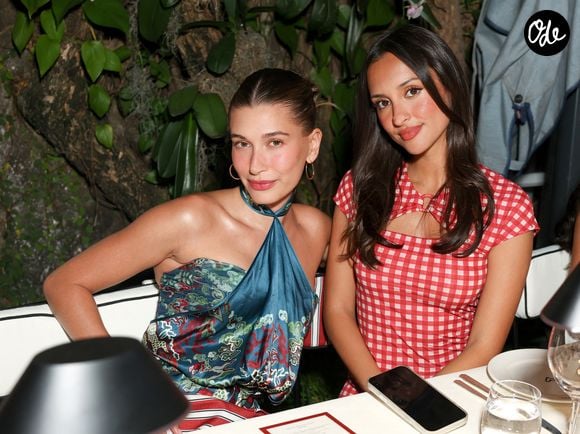 Elle a notamment craqué pour un produit phare de la marque de cosmétiques Rhode de Hailey Bieber.

Hailey Bieber et Alexandra Leclerc à Miami.

© Bestimage