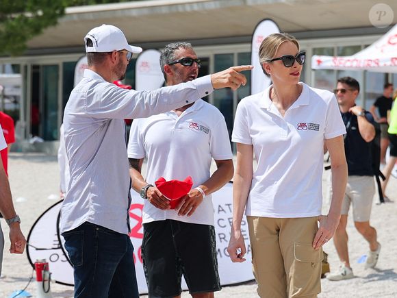 La princesse Charlène de Monaco, son frère Gareth Wittstock et Pierre Frolla lors de la journée "Water Safety Day, pour la prévention de la noyade" sur la plage du Larvotto de Monaco, le 17 juin 2025. Cet événement est organisé par sa Fondation, le Centre de Sauvetage Aquatique de Monaco (CSAM) en partenariat avec la Croix-Rouge monégasque. © Claudia Albuquerque/Bestimage