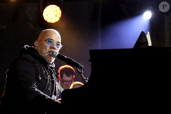 Exclusif - Pascal Obispo donne un concert sur la plage du Mimbeau sur la presqu'île du Cap-Ferret au profit de la 36e édition du Téléthon, le 3 décembre 2022. © Patrick Bernard / Bestimage