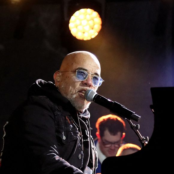 Exclusif - Pascal Obispo donne un concert sur la plage du Mimbeau sur la presqu'île du Cap-Ferret au profit de la 36e édition du Téléthon, le 3 décembre 2022. © Patrick Bernard / Bestimage