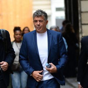 Alors que son émission "Recherche appartement ou maison" continue sans lui,
Jugé en appel pour violences conjugales, l’animateur Stéphane Plaza arrivent avec ses avocats, Julien Roelens et Antonin Gravelin-Rodriguez (Cabinet Joshua), pour la décision de la justice après les réquisitions formulées en juillet au tribunal de Paris, France, le 18 septembre 2026. © Bestimage
