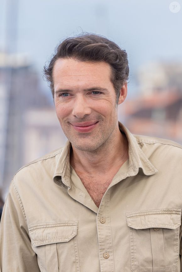 Le réalisateur Nicolas Bedos au photocall de "Mascarade" lors du 75ème Festival International du Film de Cannes, le 28 mai 2022. 
© Olivier Borde / Bestimage