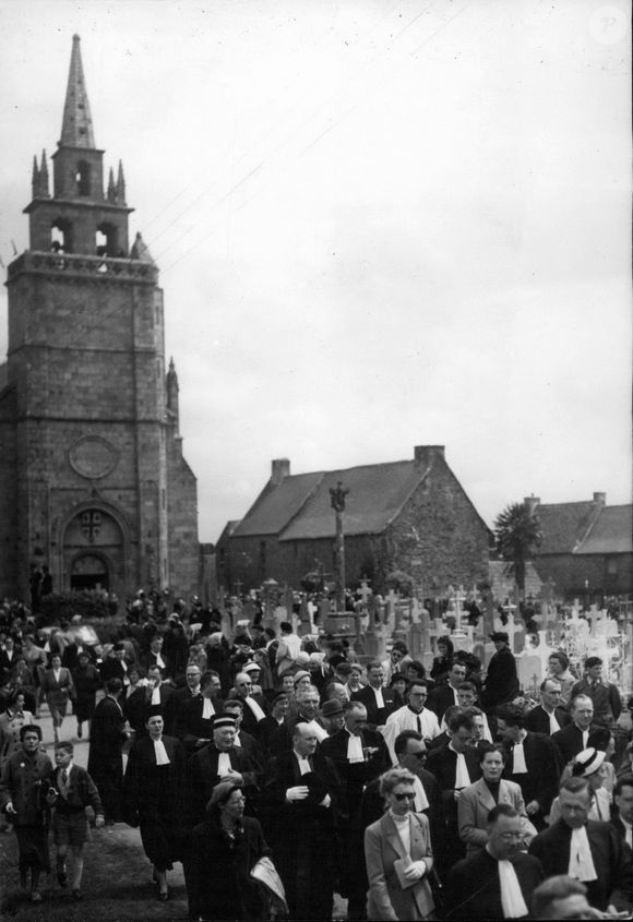 Des avocats vêtus de leur robe sont vus lors de la procession dans les rues de Tréguier (côte nord de la Bretagne), où a été célébré cette semaine le 7ᵉ centenaire de la naissance du Saint, le 5 mai 1953.

© Keystone Press Agency/ZUMA Press Wire