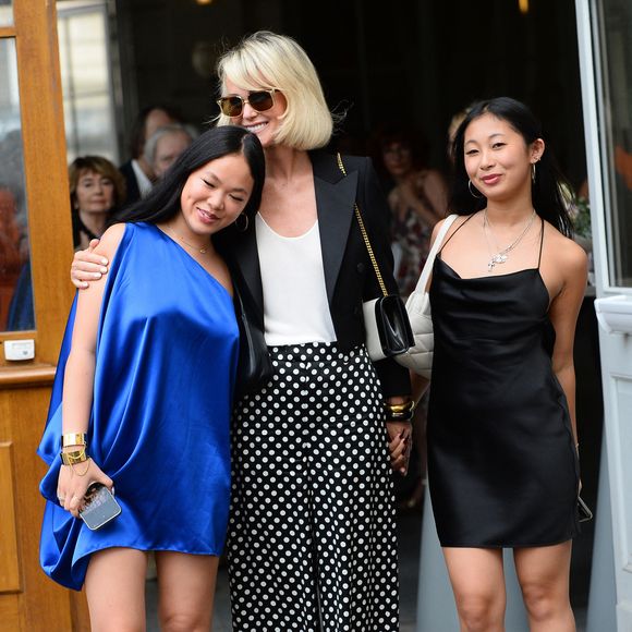 Et pour cause en ce début d'année, de terribles incendies ont ravagé une partie de Los Angeles. Notamment leur quartier de Pacific Palisades où elles y habitent depuis plusieurs années.

Laeticia Hallyday et ses filles Jade et Joy à leur arrivée au mariage de Claude Lelouch à la mairie du 18ème à Paris. Le 17 juin 2023 (Agence / Bestimage)