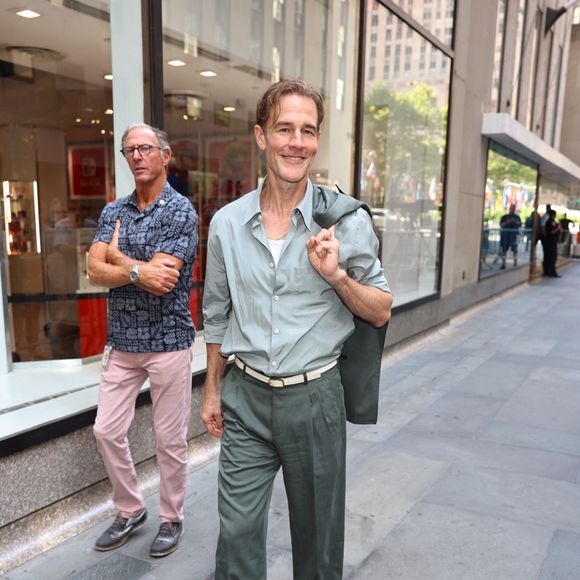 L’acteur de 48 ans est apparu en vidéo préenregistrée, remerciant chaleureusement les fans et l’équipe.

L'acteur James Van Der Beek et sa femme Kimberly quittent le plateau de l'émission "The Today Show" à New York, le 30 juillet 2025 @Backgrid USA / Bestimage