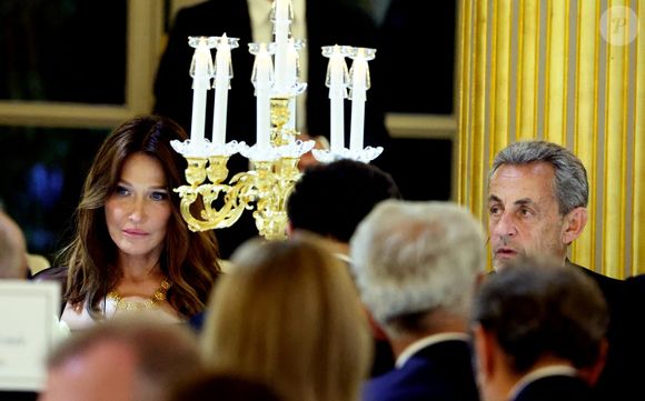 Carla Bruni et son mari Nicolas Sarkozy lors du dîner d’État en l’honneur du président brésilien et de sa femme au palais présidentiel de l’Élysée à Paris, France, le 5 juin 2025. 

© Dominique Jacovides / Bestimage