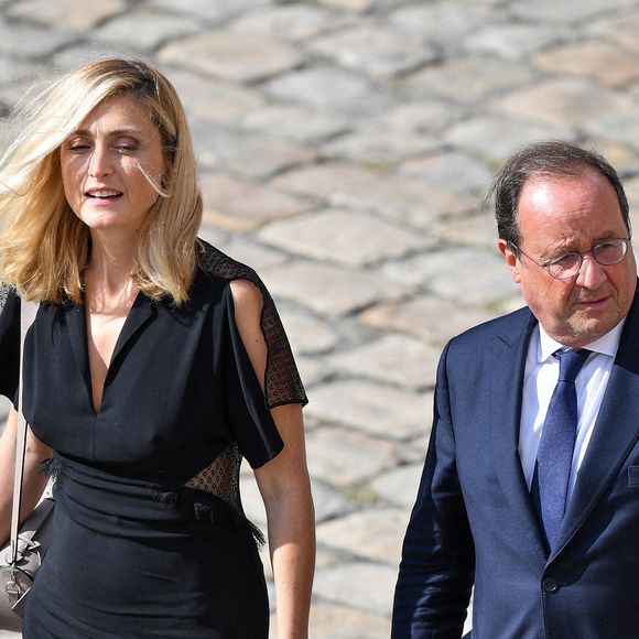 François Hollande et Julie Gayet ont été aperçus au marché de Paris.


L'ancien président François Hollande et Julie Gayet lors de l'hommage national rendu à Jean-Paul Belmondo à l'Hôtel des Invalides à Paris © Niviere David/ABACAPRESS.COM