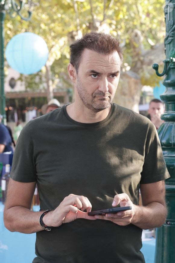 Cyril Lignac lors d'un tournoi de pétanque  place des Lices organisé par le magazine Turquoise pour l'association Sourire à la vie à Saint-Tropez le 10 août 2022.

© Jack Tribeca / Bestimage