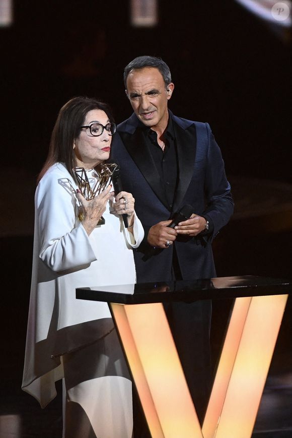 Nana Mouskouri (L) accepte un prix d'honneur de Nikos Aliagas (D) lors de la 41e cérémonie des Victoires de la Musique à La Seine Musicale le 13 février 2026 à Boulogne-Billancourt, France. Photo de Franck Castel /ABACAPRESS.COM