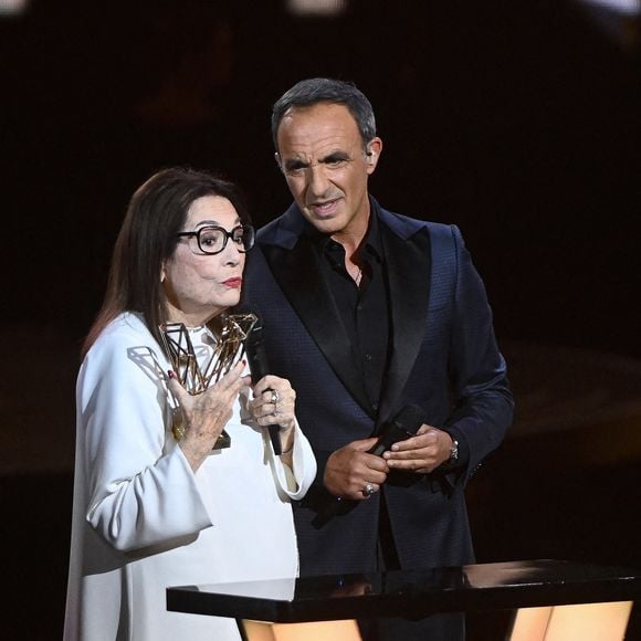 Nana Mouskouri (L) accepte un prix d'honneur de Nikos Aliagas (D) lors de la 41e cérémonie des Victoires de la Musique à La Seine Musicale le 13 février 2026 à Boulogne-Billancourt, France. Photo de Franck Castel /ABACAPRESS.COM