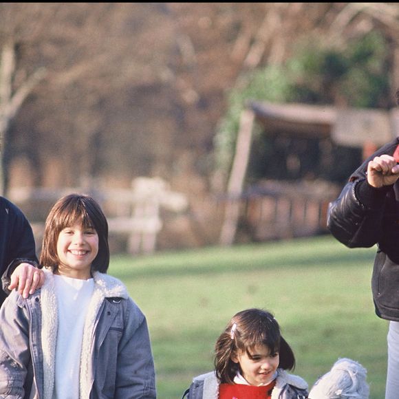 "Ton absence, je ne l’ai jamais apprivoisée", a-t-elle notamment confié.

Michel et Stéphanie Fugain, leurs filles Marie et Laurette.

© MAX COLIN / BESTIMAGE