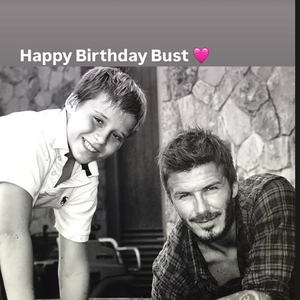 Un heureux souvenir pour David Beckham suivi d'un second cliché en noir ou blanc où cette fois, seul père et fils apparaissent, complices. 

David Beckham souhaite un bon anniversaire à son fils Brooklyn.