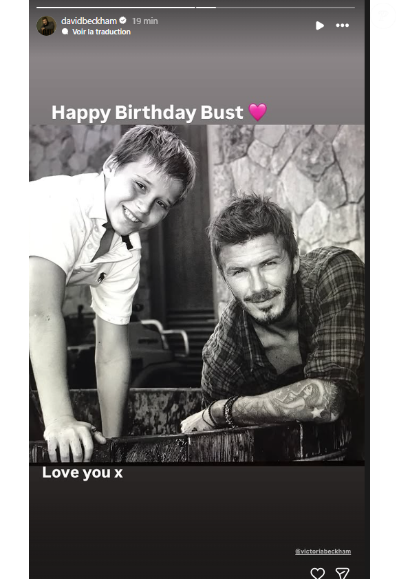 Un heureux souvenir pour David Beckham suivi d'un second cliché en noir ou blanc où cette fois, seul père et fils apparaissent, complices. 

David Beckham souhaite un bon anniversaire à son fils Brooklyn.