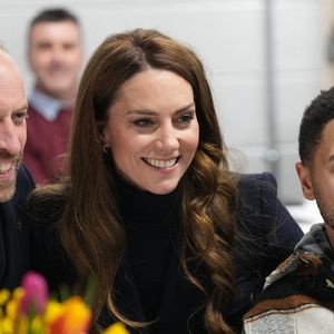 Le prince William, prince de Galles, et Catherine (Kate) Middleton, princesse de Galles, rencontrent des joueurs blessés, en marge du match du tournoi des Six Nations entre le Pays de Galles et l'Angleterre à Cardiff, le 15 mars 2025.
©Julien Burton / Bestimage