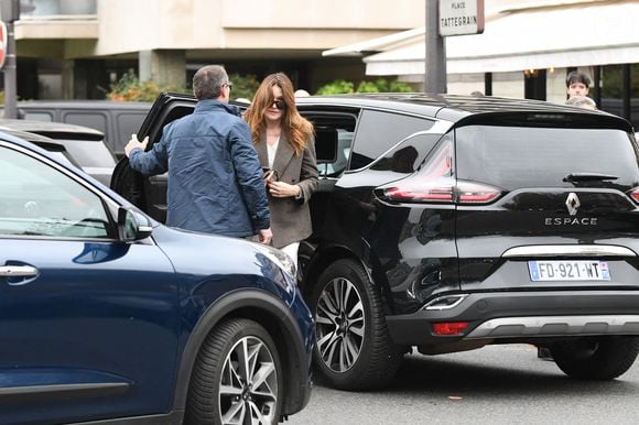 Nicolas Sarkozy et sa femme Carla Bruni vont déjeuner au restaurant Le Flandrin à Paris le lendemain de la sortie de prison de l'ancien président le 11 novembre 2025. Photo par Agence / Bestimage