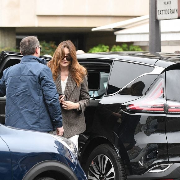 Nicolas Sarkozy et sa femme Carla Bruni vont déjeuner au restaurant Le Flandrin à Paris le lendemain de la sortie de prison de l'ancien président le 11 novembre 2025. Photo par Agence / Bestimage