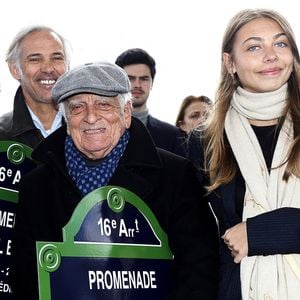 Paul Belmondo, Alain Belmondo, Stella Belmondo - Inauguration de "La promenade Jean-Paul Belmondo" au terre-plein central du pont de Bir-Hakeim, ouvrage public communal situé sous le viaduc du métro aérien, à Paris (15e, 16e) le 12 avril 2023 © Cyril Moreau/Bestimage