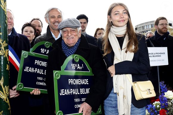 Paul Belmondo, Alain Belmondo, Stella Belmondo - Inauguration de "La promenade Jean-Paul Belmondo" au terre-plein central du pont de Bir-Hakeim, ouvrage public communal situé sous le viaduc du métro aérien, à Paris (15e, 16e) le 12 avril 2023 © Cyril Moreau/Bestimage