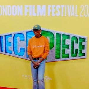 Son documentaire Piece by Piece, réalisé en LEGO par Morgan Neville, reflète cette philosophie : rester connecté à l’enfance et à la curiosité pour rester jeune et créatif.

BGUK_3064501 - Londres, ROYAUME-UNI - Pharrell Williams, les acteurs et les invités ont foulé le tapis rouge lors de la soirée de clôture du BFI London Film Festival 2024 ce soir.

Backgrid UK/ Bestimage



Sur la photo : Pharrell Williams