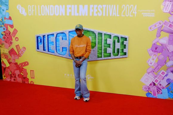 Son documentaire Piece by Piece, réalisé en LEGO par Morgan Neville, reflète cette philosophie : rester connecté à l’enfance et à la curiosité pour rester jeune et créatif.

BGUK_3064501 - Londres, ROYAUME-UNI - Pharrell Williams, les acteurs et les invités ont foulé le tapis rouge lors de la soirée de clôture du BFI London Film Festival 2024 ce soir.

Backgrid UK/ Bestimage



Sur la photo : Pharrell Williams