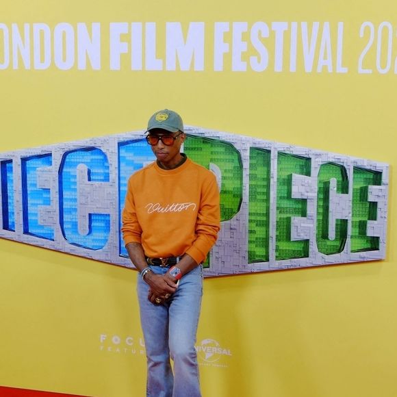 Son documentaire Piece by Piece, réalisé en LEGO par Morgan Neville, reflète cette philosophie : rester connecté à l’enfance et à la curiosité pour rester jeune et créatif.

BGUK_3064501 - Londres, ROYAUME-UNI - Pharrell Williams, les acteurs et les invités ont foulé le tapis rouge lors de la soirée de clôture du BFI London Film Festival 2024 ce soir.

Backgrid UK/ Bestimage



Sur la photo : Pharrell Williams