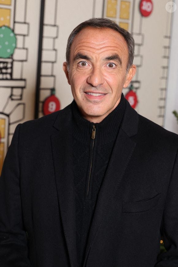 Au studio 217, Nikos Aliagas bénéficie également des services d’un ostéopathe.

Nikos Aliagas assiste à l'inauguration de Star Academy Pop Up à Paris, France, le 17 décembre 2025. Photo par Jerome Domine/ABACAPRESS.COM