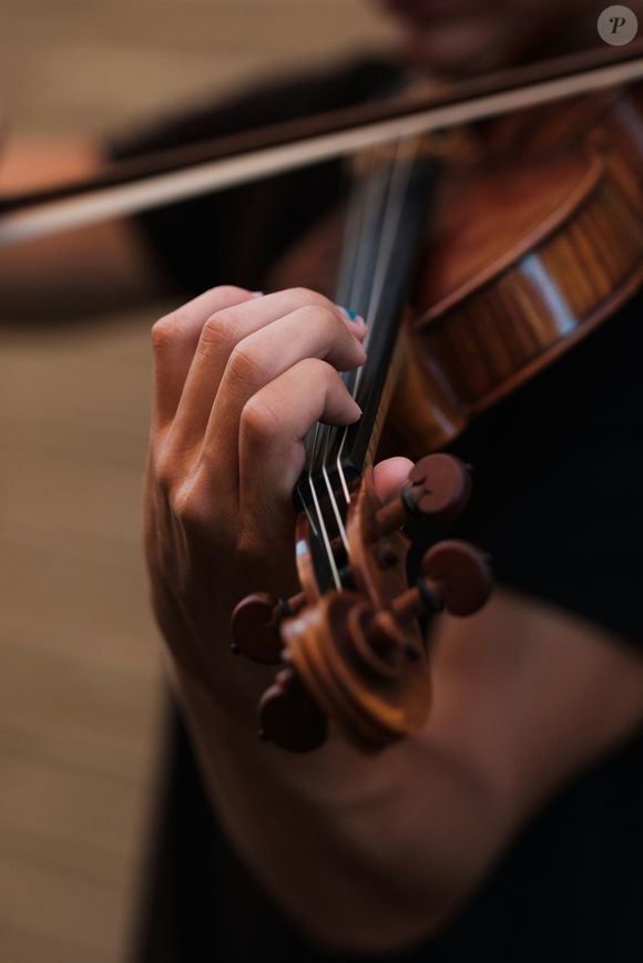 Bien qu'intact en apparence, le violon a perdu sa voix. Le choc a altéré son équilibre interne, rendant sa sonorité inhabituelle.