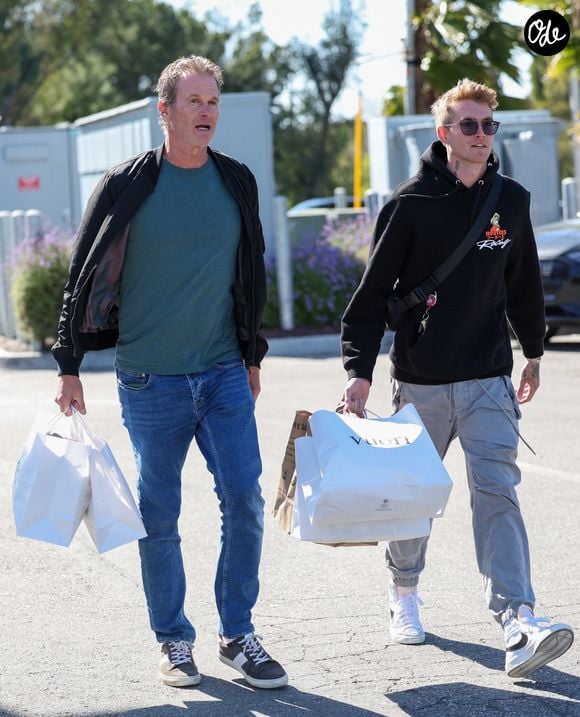Selon "TMZ", il a été retrouvé mort alors qu’il suivait une cure de désintoxication, tandis qu’une autopsie doit déterminer les causes de son décès.

Rande et Presley Gerber profitent d’un moment père-fils en faisant quelques courses à Malibu.

Backgrid USA / Bestimage