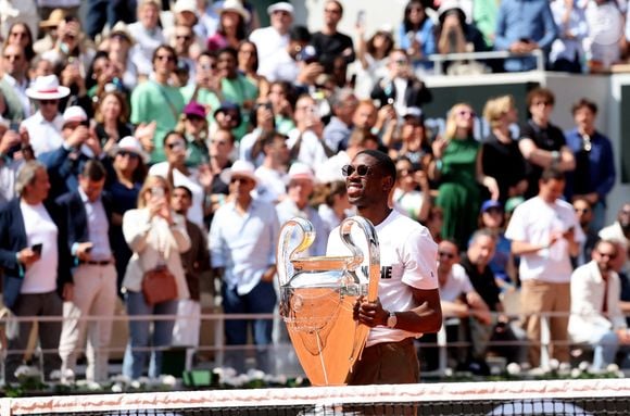Ousmane Dembélé (PSG) présente le trophée de la Ligue des champions sur le court Philippe-Chatrier lors des internationaux de France de Tennis de Roland Garros 2025 (Jour 9), à Paris, France, le 2 juin 2025. © Jacovides-Moreau/Bestimage