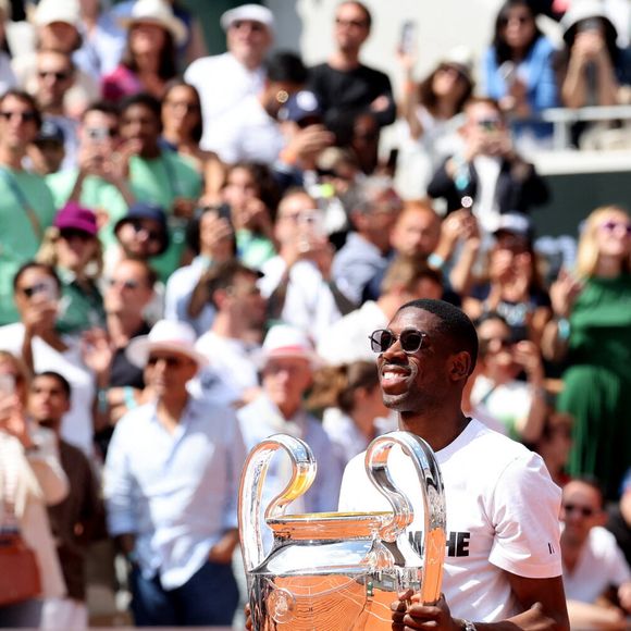 Ousmane Dembélé (PSG) présente le trophée de la Ligue des champions sur le court Philippe-Chatrier lors des internationaux de France de Tennis de Roland Garros 2025 (Jour 9), à Paris, France, le 2 juin 2025. © Jacovides-Moreau/Bestimage