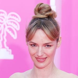 Un look élégant et original pour celle qui a opté pour un make-up léger et naturel.

Louise Bourgoin au photocall de la soirée d'ouverture du festival Canneseries saison 8 au palais des festivals à Cannes le 24 avril 2025.

© Denis Guignebourg / Bestimage