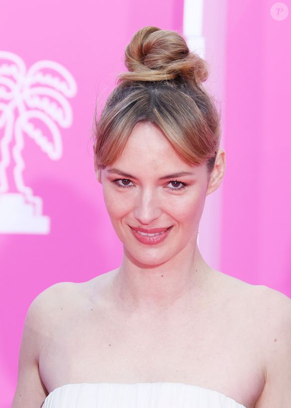 Un look élégant et original pour celle qui a opté pour un make-up léger et naturel.

Louise Bourgoin au photocall de la soirée d'ouverture du festival Canneseries saison 8 au palais des festivals à Cannes le 24 avril 2025.

© Denis Guignebourg / Bestimage
