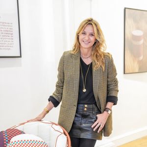 Ce hobby la relie directement à Sarah Poniatowski, la compagne de son père depuis 2023, qui propose elle aussi de la vaisselle en céramique sous sa marque Maison Sarah Lavoine.

Sarah Poniatowski - Présentation de la collection "Tamsa" Maisons du Monde x Sarah Poniatowski à l'Atelier Richelieu à Paris, France, le 16 janvier 2026. © Anne-Sophie Guebey/Bestimage