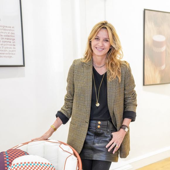 Ce hobby la relie directement à Sarah Poniatowski, la compagne de son père depuis 2023, qui propose elle aussi de la vaisselle en céramique sous sa marque Maison Sarah Lavoine.

Sarah Poniatowski - Présentation de la collection "Tamsa" Maisons du Monde x Sarah Poniatowski à l'Atelier Richelieu à Paris, France, le 16 janvier 2026. © Anne-Sophie Guebey/Bestimage