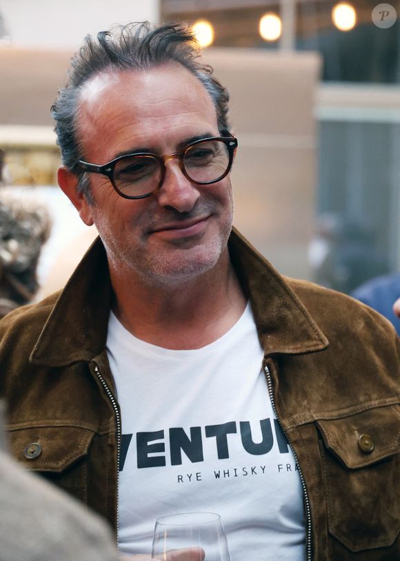 Jean Dujardin - Vernissage de l'exposition photos et du livre "La Boxe fait son cinéma" à l’hôtel Brach à Paris le 23 Septembre 2025. © Denis Guignebourg/Bestimage