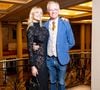 Un animateur de M6 s'est fait remarquer à la Fashion Week Haute Couture de Paris.
Mac Lesggy et Carole au défilé Stéphane Rolland Collection Haute Couture Automne/Hiver lors de la Fashion Week de Paris (PFW) au théâtre des Champs-Élysées, à Paris, France © Pierre Perusseau/Bestimage