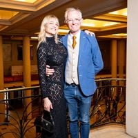 Apparition surprise pour cette star de M6 de 62 ans et sa jeune compagne Carole : leurs looks très contrastés n'échappent à personne