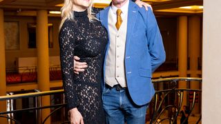 Apparition surprise pour cette star de M6 de 62 ans et sa jeune compagne Carole : leurs looks très contrastés n'échappent à personne