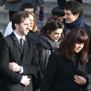 "Merci à tous pour vos messages, vos appels et pour vos pensées. Et merci à toi Papa pour avoir laissé une trace d’amour aussi belle. Je suis si fier".

Emmanuel Delpech, Pauline Delpech et son compagnon, Geneviève Delpech - Sorties des obsèques de Michel Delpech en l'église Saint-Sulpice à Paris, le 8 janvier 2016.