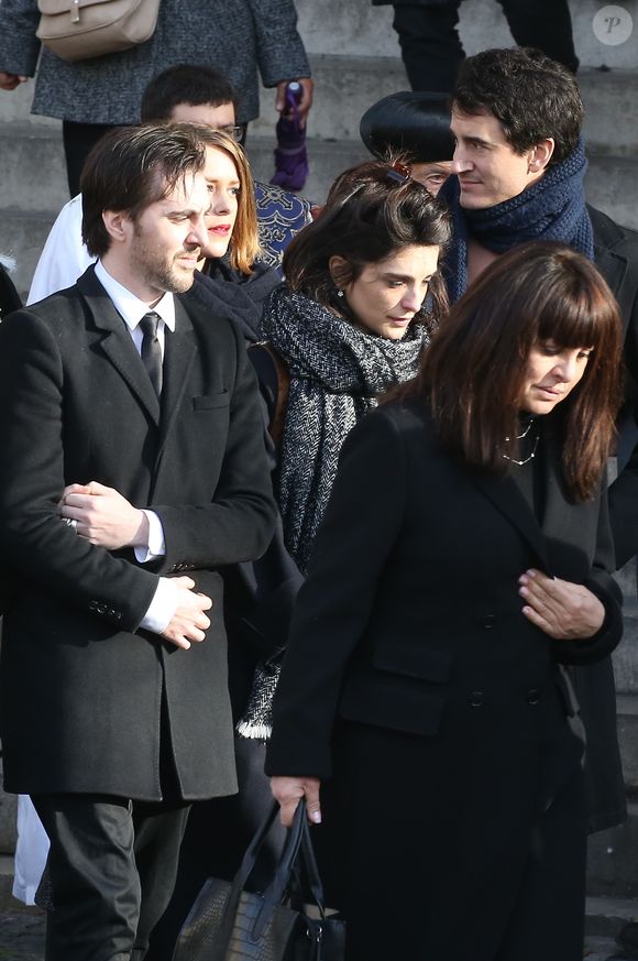 "Merci à tous pour vos messages, vos appels et pour vos pensées. Et merci à toi Papa pour avoir laissé une trace d’amour aussi belle. Je suis si fier".

Emmanuel Delpech, Pauline Delpech et son compagnon, Geneviève Delpech - Sorties des obsèques de Michel Delpech en l'église Saint-Sulpice à Paris, le 8 janvier 2016.