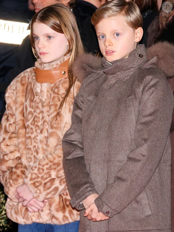 Le prince Albert II de Monaco, la princesse Charlene, leurs enfants, la princesse Gabriella et le prince héréditaire Jacques ont inauguré le marché de Noël sur le port Hercule à Monaco, le 5 décembre 2025. © Claudia Albuquerque/Bestimage