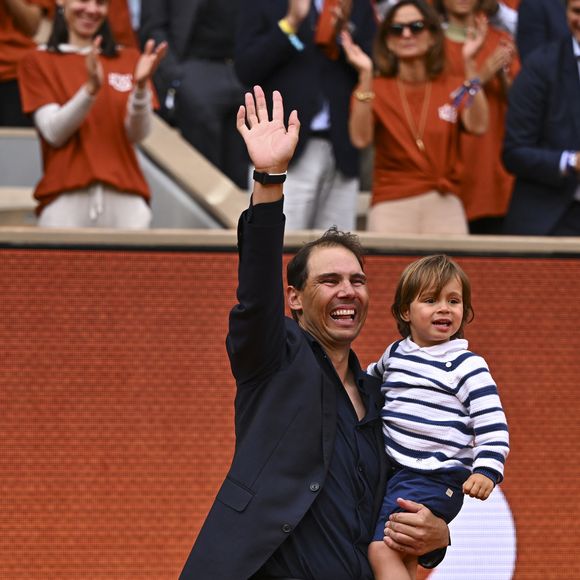À 39 ans, Rafael Nadal vient de vivre un nouveau moment fort : la naissance de son deuxième enfant...


Hommage à Rafael Nadal lors des Internationaux de France de Tennis de Roland Garros 2025, sur le court Philippe-Chatrier au Complexe Roland-Garros à Paris, France. © Corinne Dubreuil/Pool FFT/Bestimage