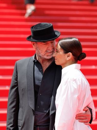 Éric Cantona et Rachida Brakni main dans la main au Festival de Cannes