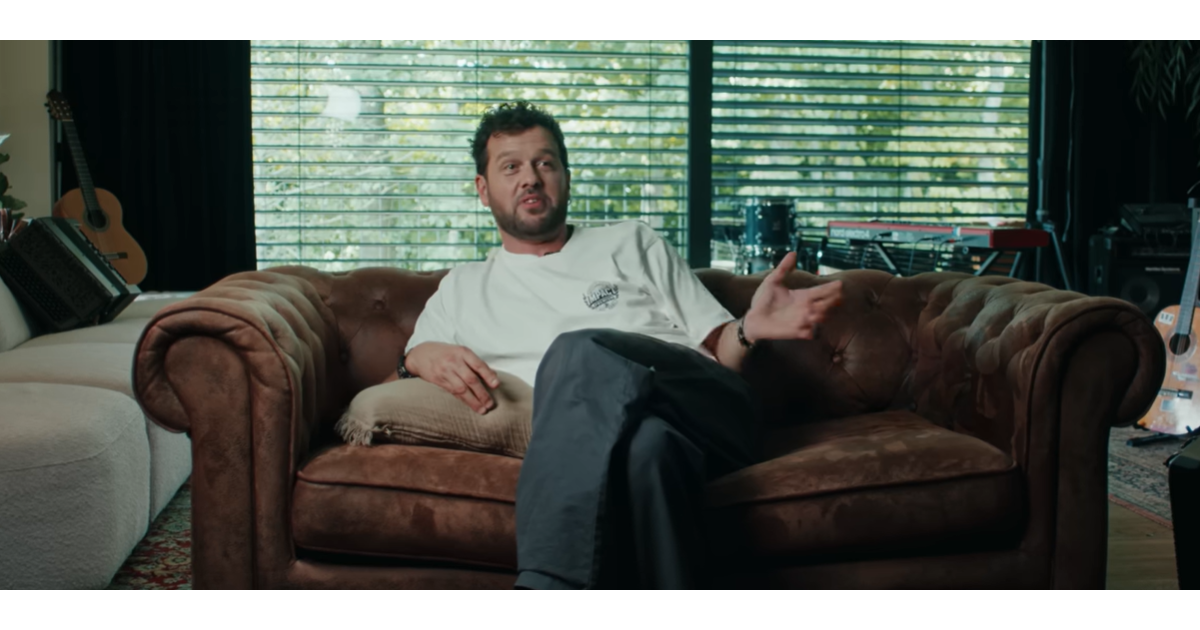 Grandes baies vitrées et déco bien choisie : Claudio Capéo ouvre les portes de sa maison en Alsace, où il vit avec sa femme fleuriste et leurs enfants